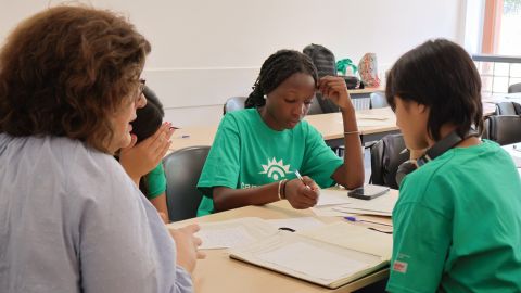 Alumnes del Campus Ítaca escribint.